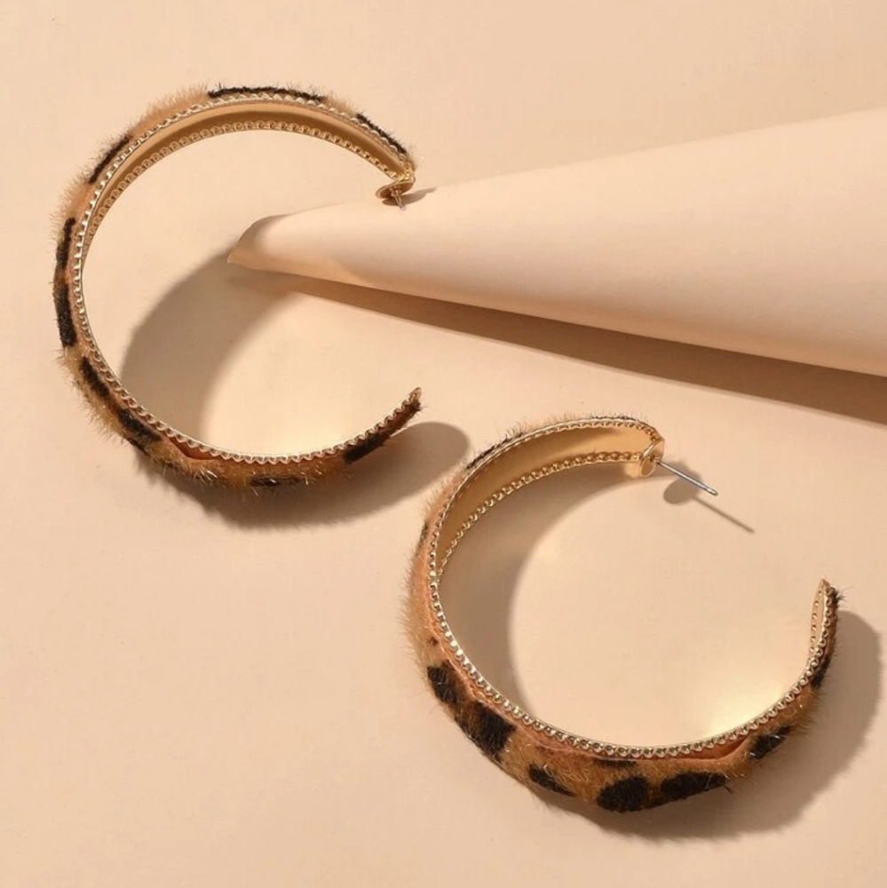 Cuff Hoop Leopard Pattern Earrings - Picture 4 of 4